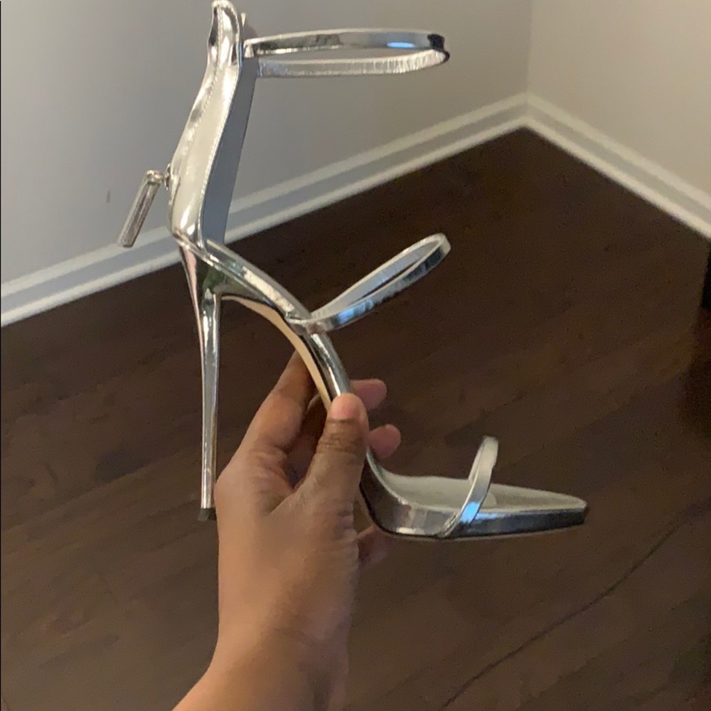 Silver heels - Picture 3 of 5